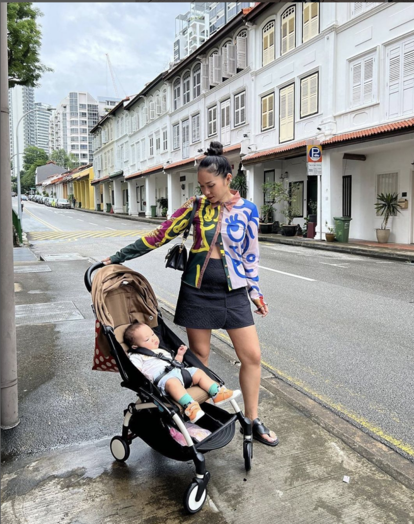 Babyzen stroller in city with colorful outfit
